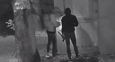 Kto okradł miejski szalet w Wyszogrodzie? Policja poszukuje sprawców i publikuje nagrania  video.