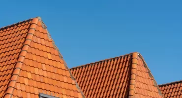 Blachodachówka czy dachówka ceramiczna? Porównanie najpopularniejszych rozwiązań.
